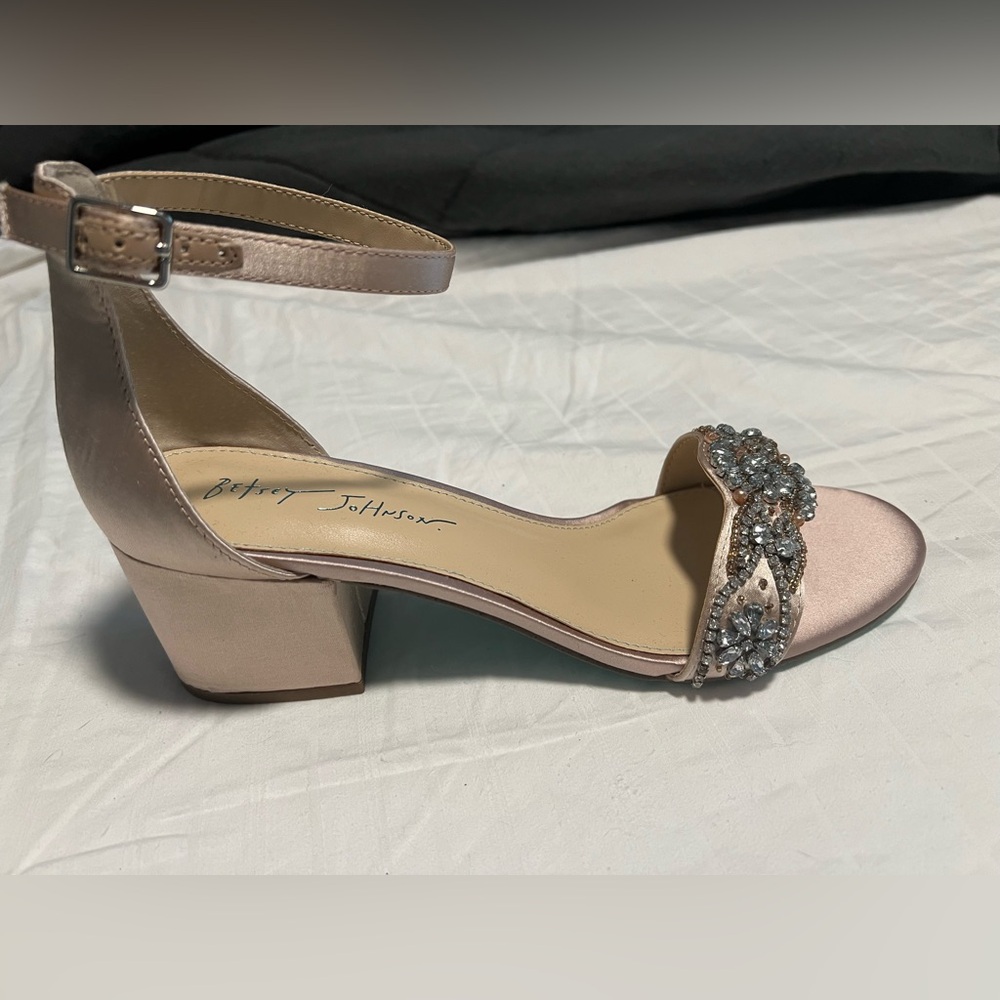 New! Betsey Johnson Jeweled Wedding Shoes Size 9. Champagne color. No box